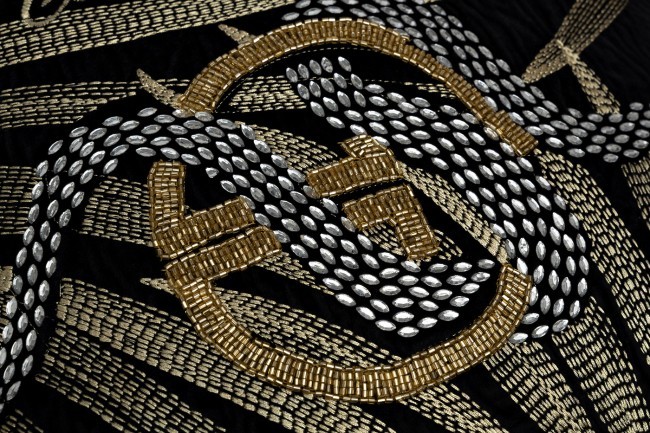 Подушка с бисером, стеклярусом и вышивкой "Тропики " черный 45*45 (TT-00014523) Подушка с бисером, стеклярусом и вышивкой "Тропики " черный 45*45 (TT-00014523)