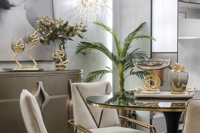 Ваза декорат. "Serpente" стекл. дымчато-молочного цвета 18*16*32,5 см (TT-00007311) Ваза декорат. "Serpente" стекл. дымчато-молочного цвета 18*16*32,5 см (TT-00007311)