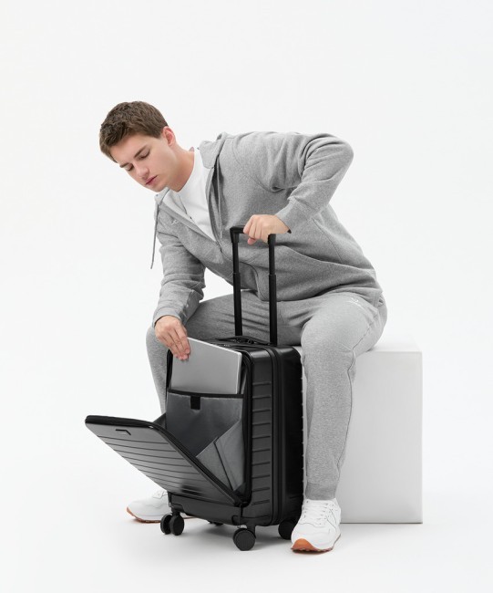 Чемодан для ручной клади JÖGEL ESSENTIAL Carry on Spinner, черный (2122181)